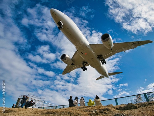伊丹空港に着陸する飛行機