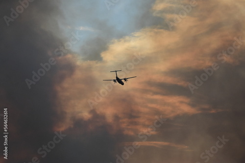 Photographie Avion bombardier d'eau au milieu de la fumée