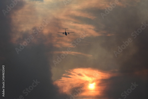 Avion bombardier d'eau au milieu de la fumée photo