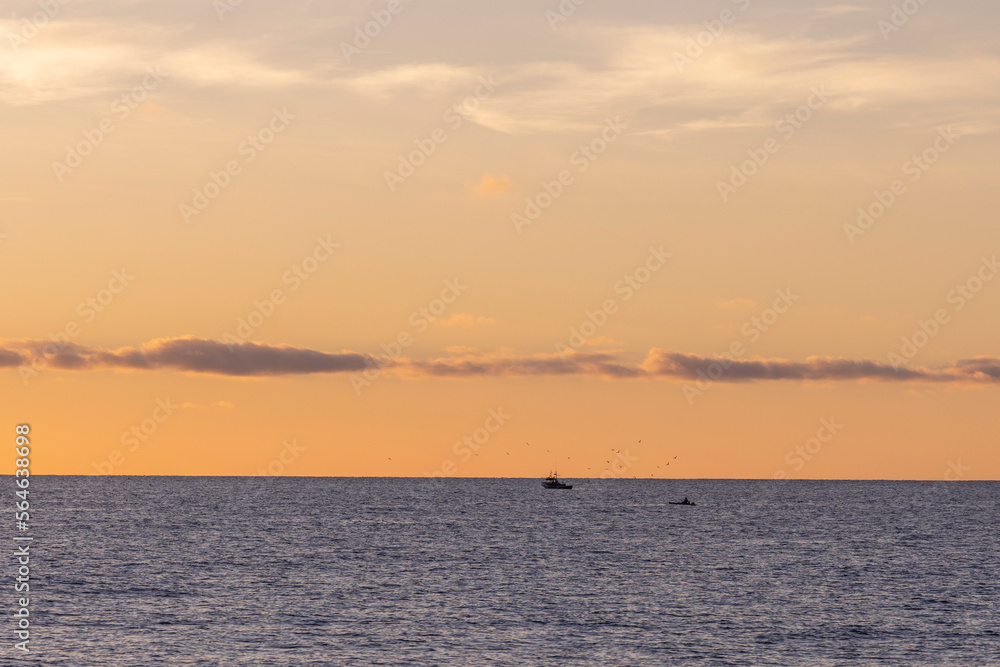 Barco pesquero en el horizonte