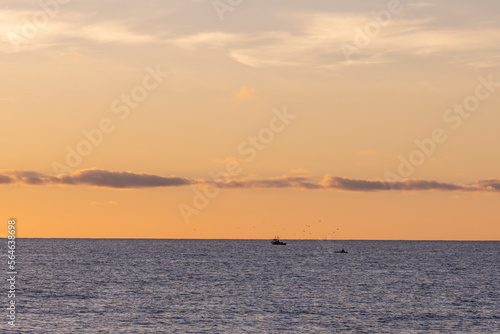 Barco pesquero en el horizonte © Sergio Capture