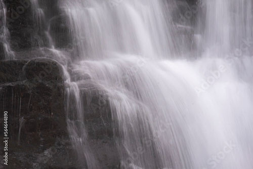 Long exposure of water flowing in a waterfall © Francesco Fanti