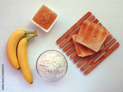 Bilde på lerret Foods included in the BRAT diet: bananas, rice, applesauce, toast on white backg