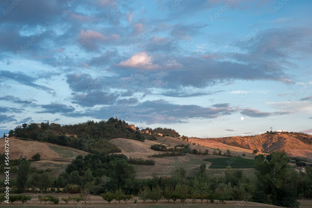 Fototapeta premium Clouds at sunset over italian rolling hills