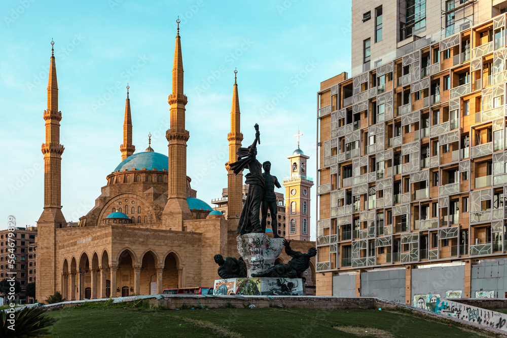 Obraz premium Monument on a Square of Martyrs in Beirut capital city near Al-Amin Mosque. Beirut. Lebanon.