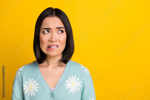 Canvastavla Portrait photo of nervous guilty japanese lady depressed bite lips forgot turn o