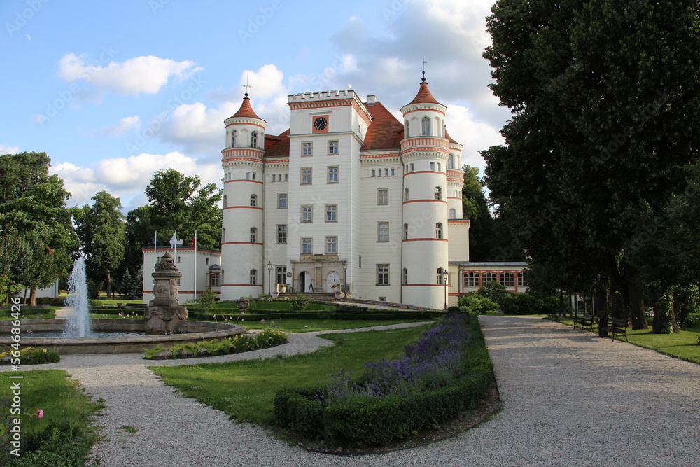 Neogotycki pałac z romantycznym parkiem w Wojanowie, Polska, dolnośląskie - obrazy, fototapety, plakaty 