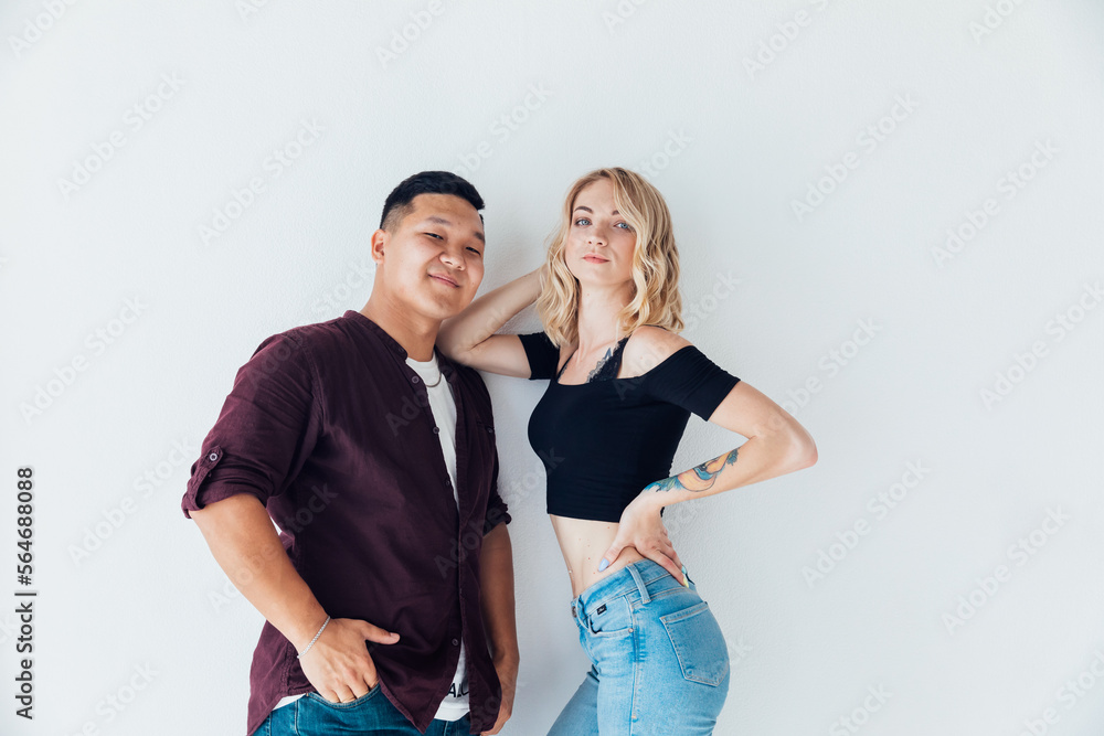 Naklejka premium a couple of lovers pose together standing on a white background