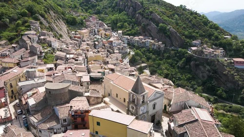 Ein Bergdorf von Oben. Dronenflug Close