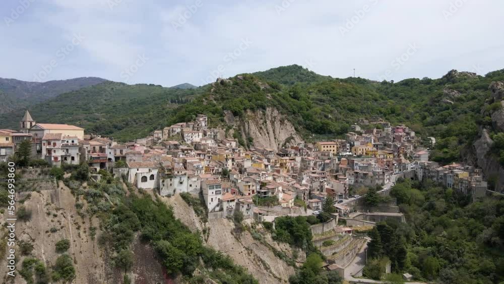 Sizilien. Ein Bergdorf von Oben. Dronenflug Totale Sizilien. Ein Bergdorf von Oben. Dronenflug Totale