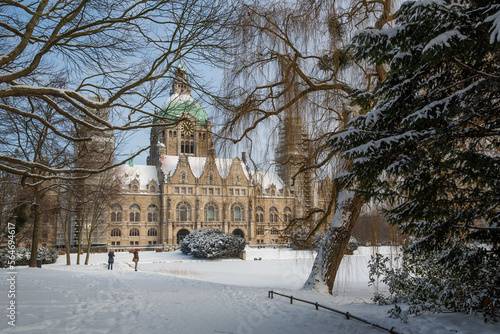 Rathaus Hannover seitlich im Winter bei Tag