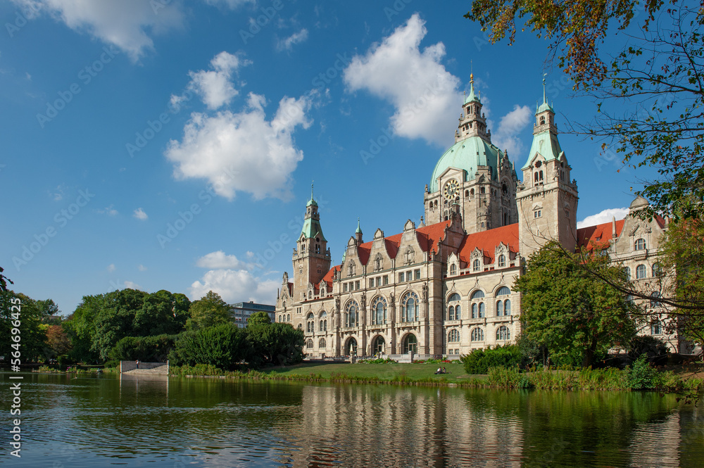 Rathaus Hannover seitlich im Sommer
