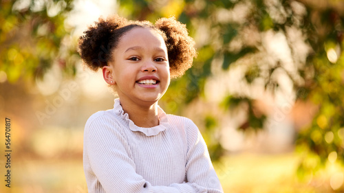 Foto Head And Shoulders Portrait Of Smiling Young Girl Outdoors In Countryside