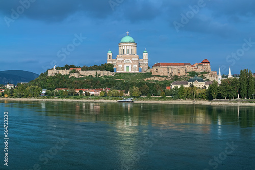 Obraz na płótnie Esztergom, Hungary. Esztergom Basilica at Castle Hill. View from the opposite bank of the Danube. The Latin motto on the temple's frieze reads: Seek those things which are above. w salonie