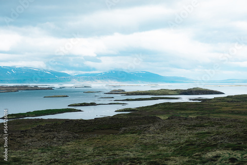 Laguna ghiacciata con monti innevati di sfondo