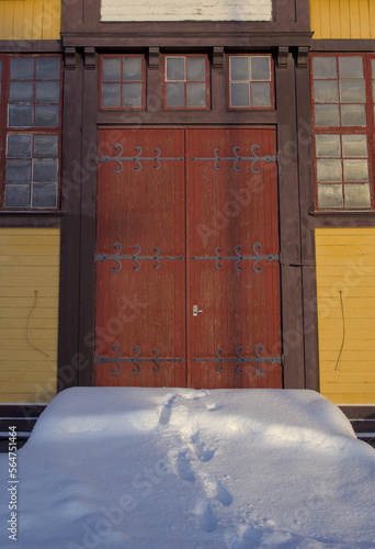 Steps to snowed in door
