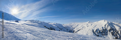 Schönes Winterpanorama im Skigebiet Wildkogel bei Bramberg in Österreich.