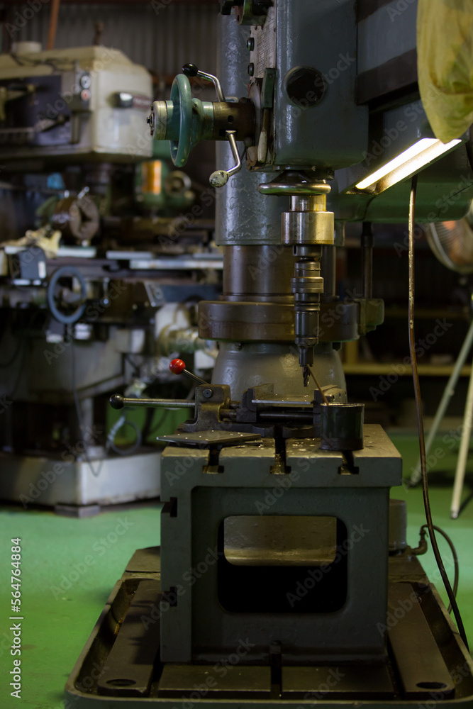Thread cutting with a radial drilling machine Thread cutting with a radial drilling machine