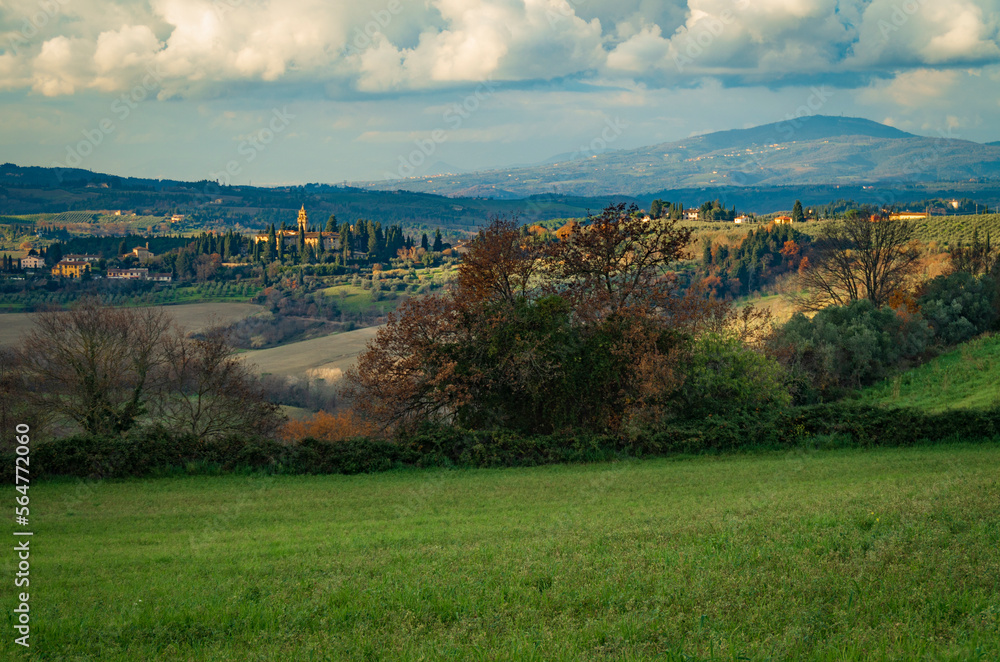 Paesaggio della campagna toscano in inverno con vista sui calanchi Paesaggio della campagna toscano in inverno con vista sui calanchi