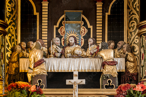 Foto woodcarving depicting the Eucharist on the altarpiece in Elmelund church