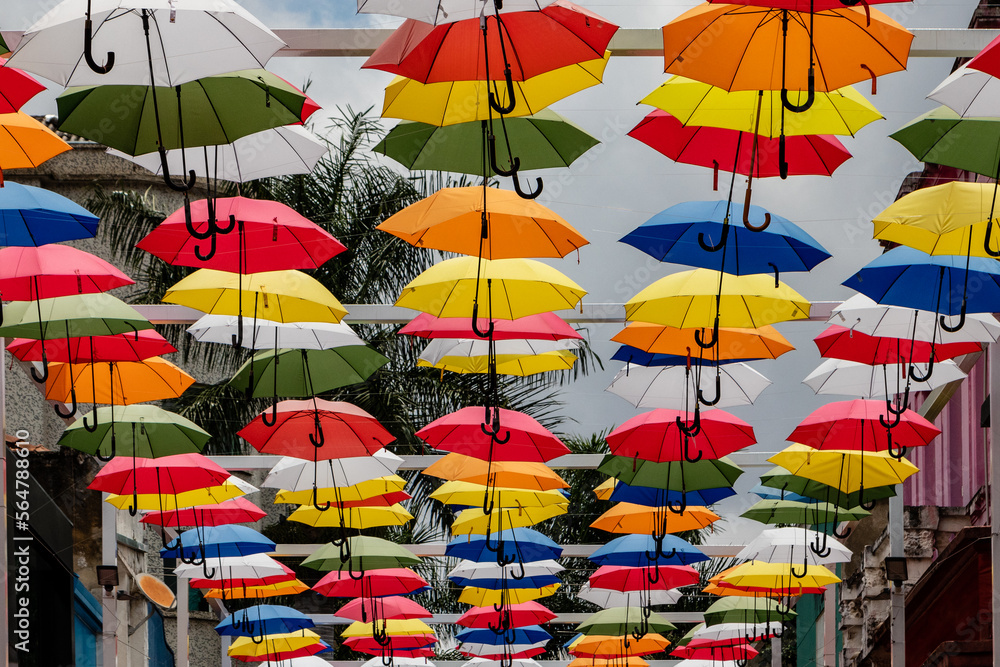 Guarda-chuvas cobrindo importante rua do centro de Campinas, São Paulo.