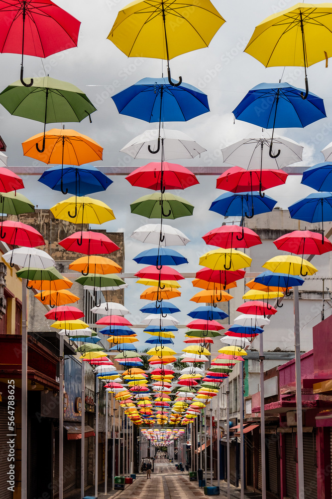 Fototapeta premium Milhares de guarda-chuvas sobre a rua Treze de Maio em Campinas, São Paulo.