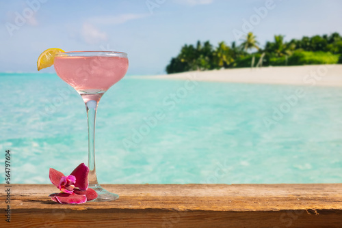 Fototapeta Naklejka Na Ścianę i Meble -  Rose pink alcoholic cocktail on Maldives tropical beach