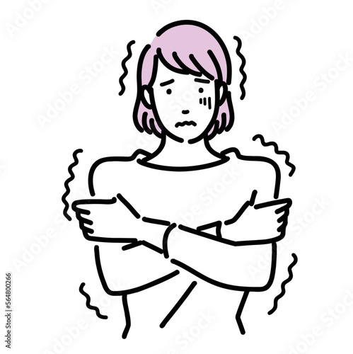 寒気で震えている若い女性
