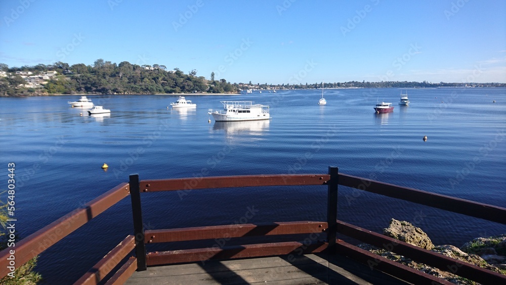 Obraz premium boat on the lake with picturesque view