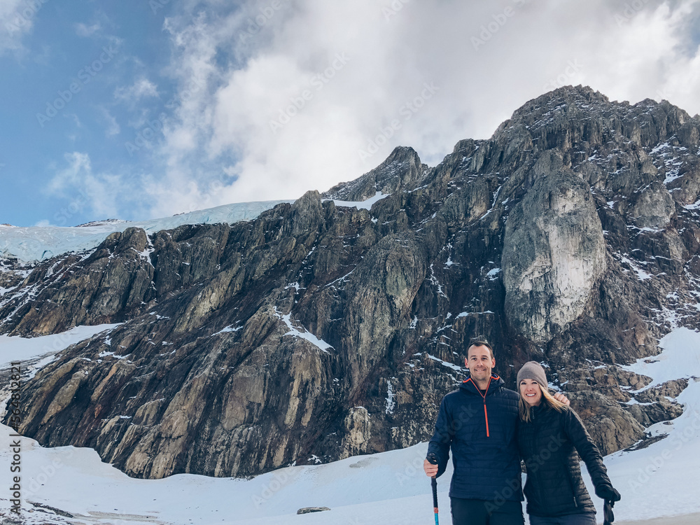 Obraz premium couple in winter mountains