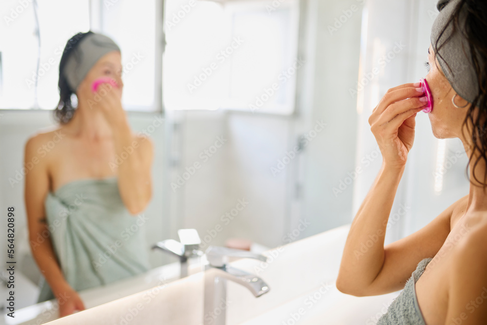 Exfoliating face with silicone pad routine. Exfoliating face with silicone pad routine.