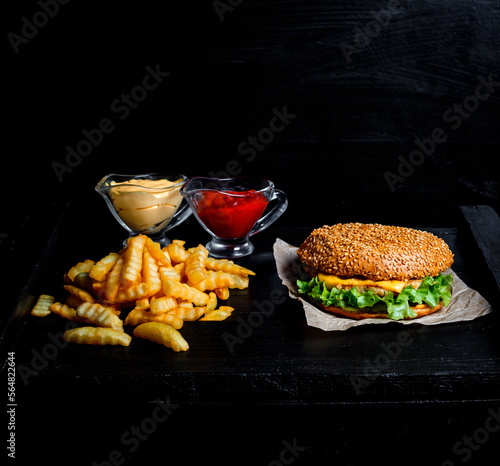Obraz na płótnie hamburger and white and red sauce and fries w salonie