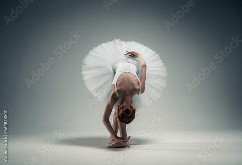 Foto young ballerina girl on a white background