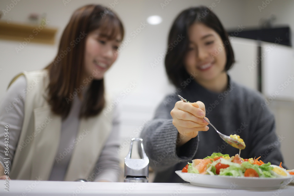料理をする女性 料理をする女性