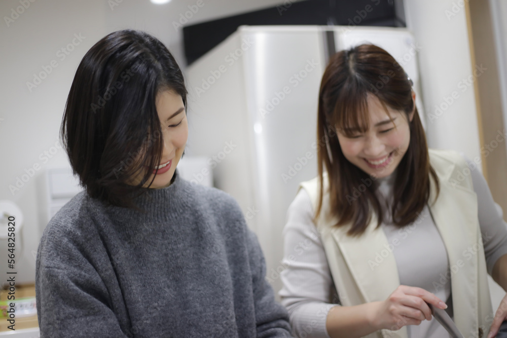 料理をする女性 料理をする女性