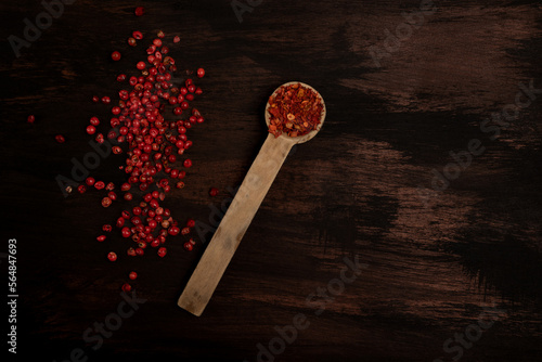 Photo Hot peppercorns on a dark background.