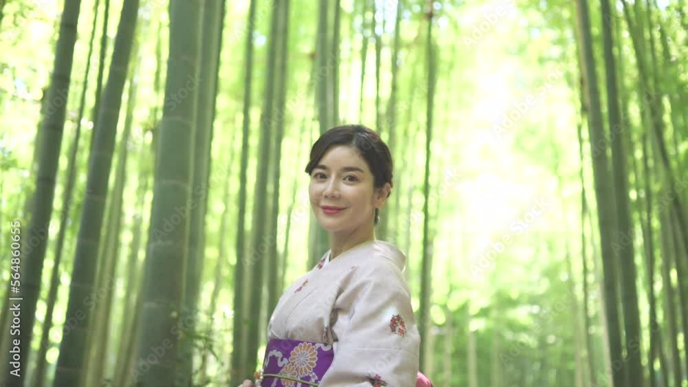 竹林で微笑む着物を着た美しい日本人女性 竹林で微笑む着物を着た美しい日本人女性