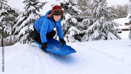 Fotografie boy sledding in the winter