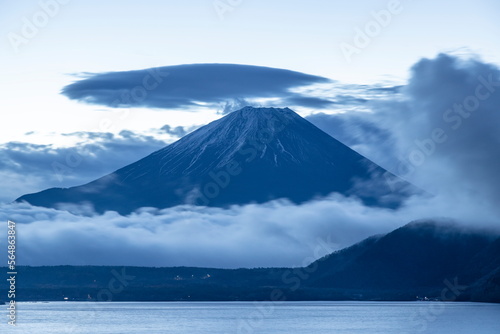富士山と笠雲 山梨県本栖湖にて