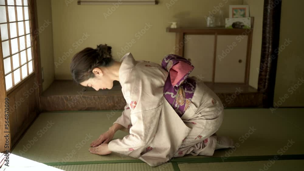 和室に正座して丁寧にお辞儀をする着物姿の女性 和室に正座して丁寧にお辞儀をする着物姿の女性