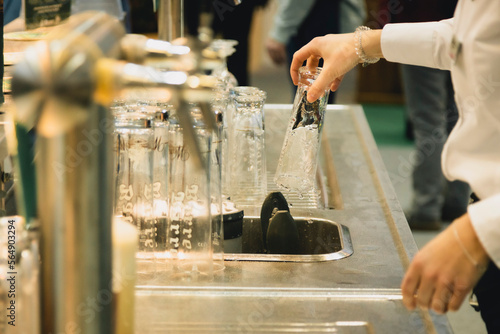 Fototapeta Naklejka Na Ścianę i Meble -  Bier am Tresen abwaschen