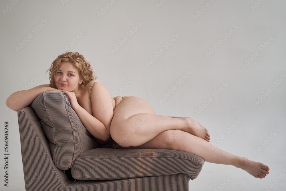 © Ivan Ozerov/Stocksy - Positive curve model on soft seat © Ivan Ozerov/Stocksy - Positive curve model on soft seat