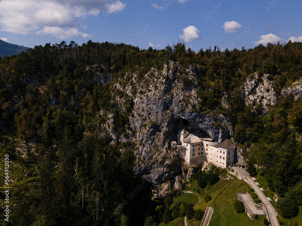 Slowenien von oben mit Burg im Berg