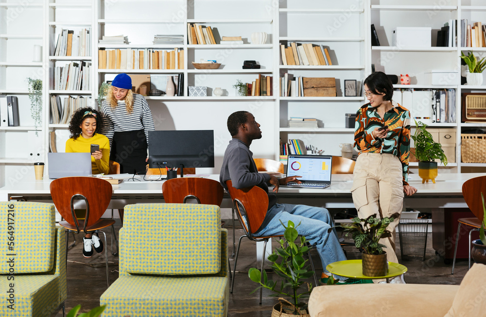 © BONNINSTUDIO/Stocksy - Group of diverse colleagues working in modern office © BONNINSTUDIO/Stocksy - Group of diverse colleagues working in modern office