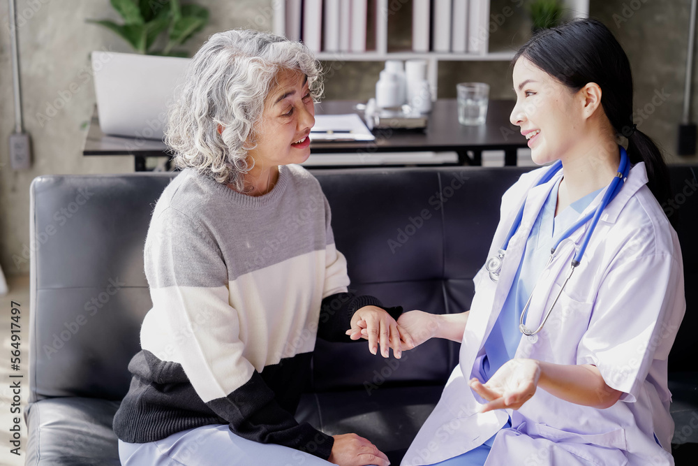 Obraz premium consulting female patient about pills and discussing health treatment sitting in the office at the desk. Medicine and health care concept. Doctor prescribing medicine to patient in the office.