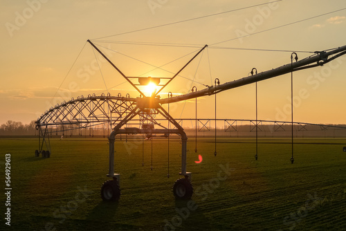 Agricoltura irrigazione tubi campo Pianura Padana