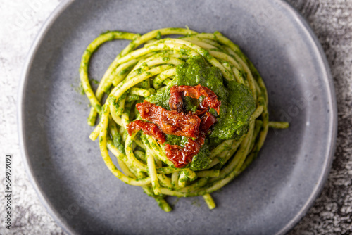 Gragnano spaghetti with homemade rocket pesto and dried tomatoes. Dish suitable for adults and children, healthy and tasty.