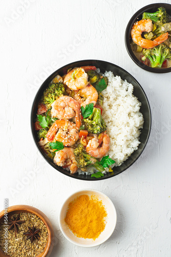 Shrimps curry recipe,  shrimps  cooked in a rich savory curry sauce with vegetables.  Economical and simple recipes with rice, Indian, Japanese and Indonesian cuisine