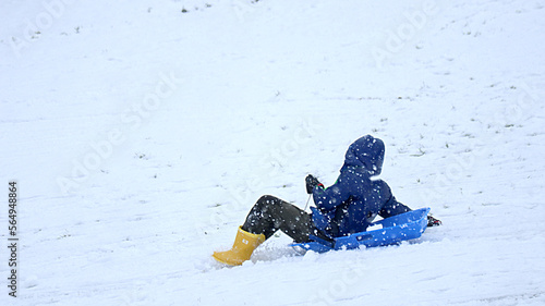 雪の公園でそり遊び