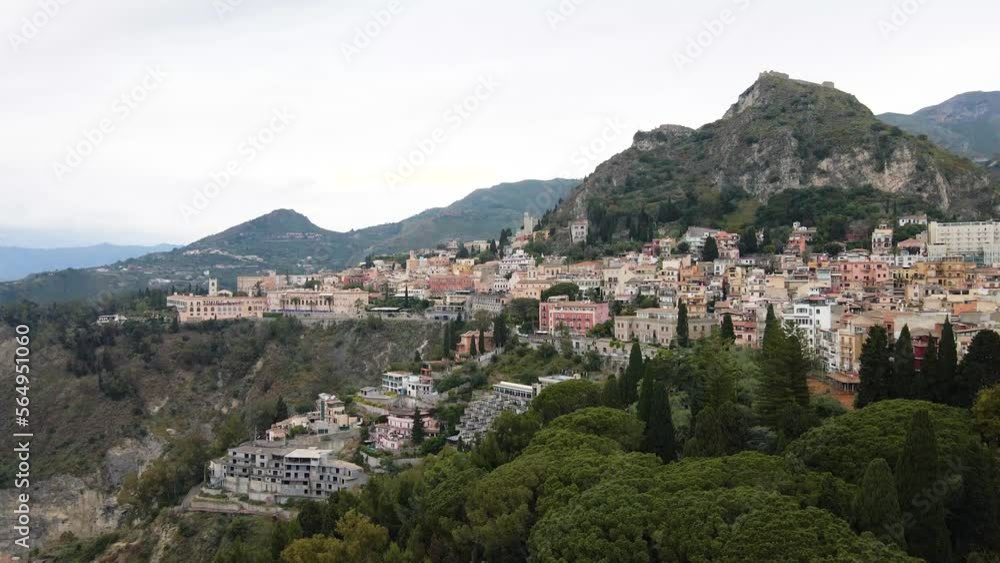 Taormina auf Sizilien. Von oben. Drohnenflug Taormina auf Sizilien. Von oben. Drohnenflug